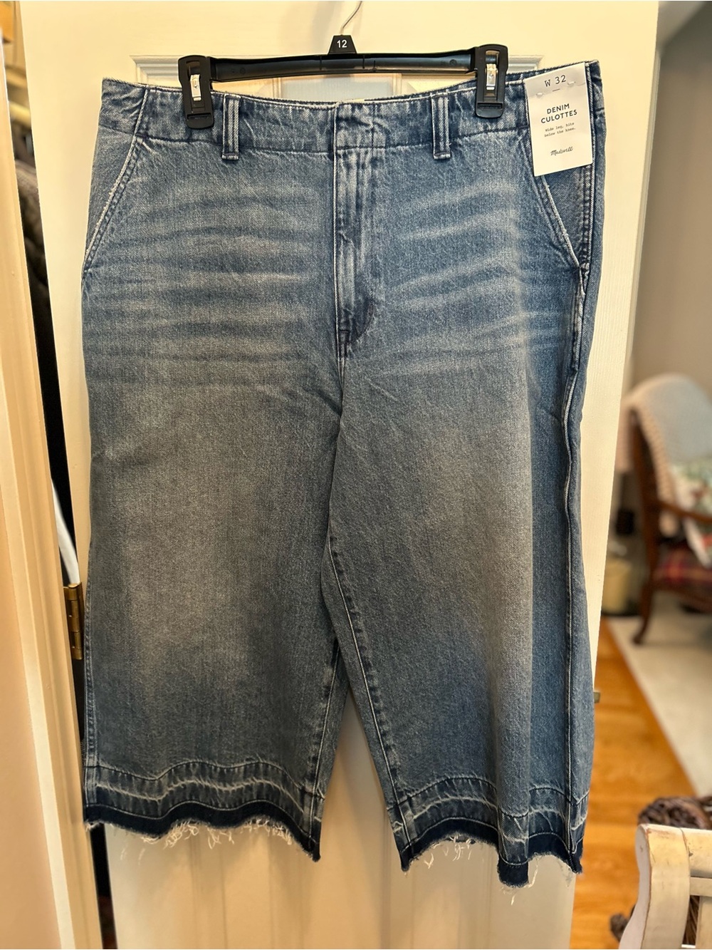NWT Madewell Denim Culottes in a Medium Blue Wash w/Frayed Raw-Edge Hem. 32